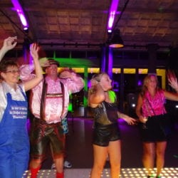 Hedendaags 40 jaar feest organiseren. Dansen en socializen - DJ's 4 Party MD-38