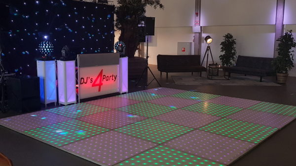 drive in show met verlichte dansvloer