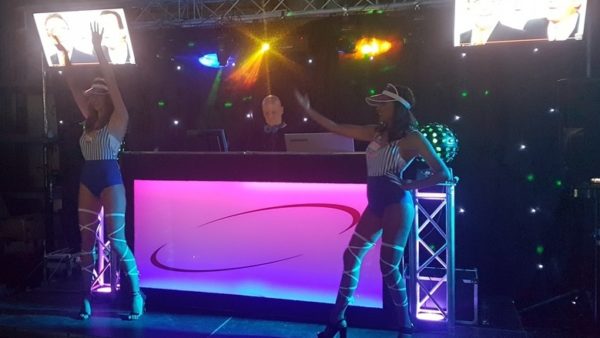 dj optreden met go go danseressen