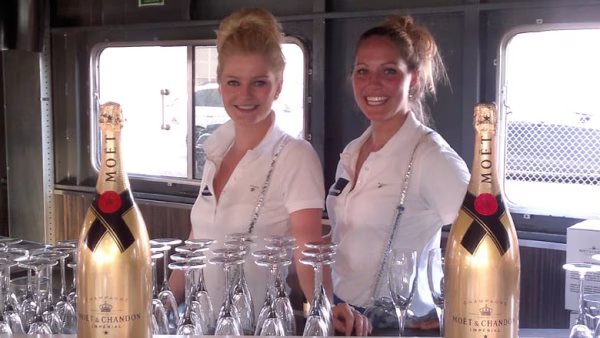 Ontvangst dames voor een feest