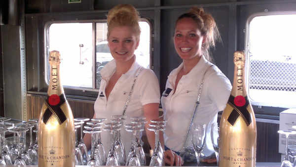 Ontvangst dames voor een feest