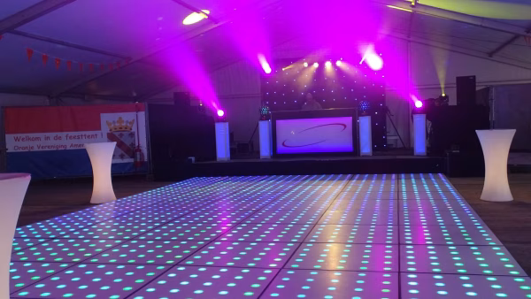 Bedrijfsfeest met een verlichte dansvloer