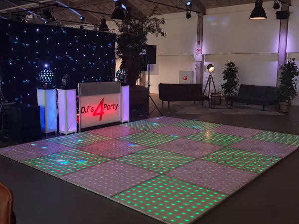 Drive in show met verlichte discovloer